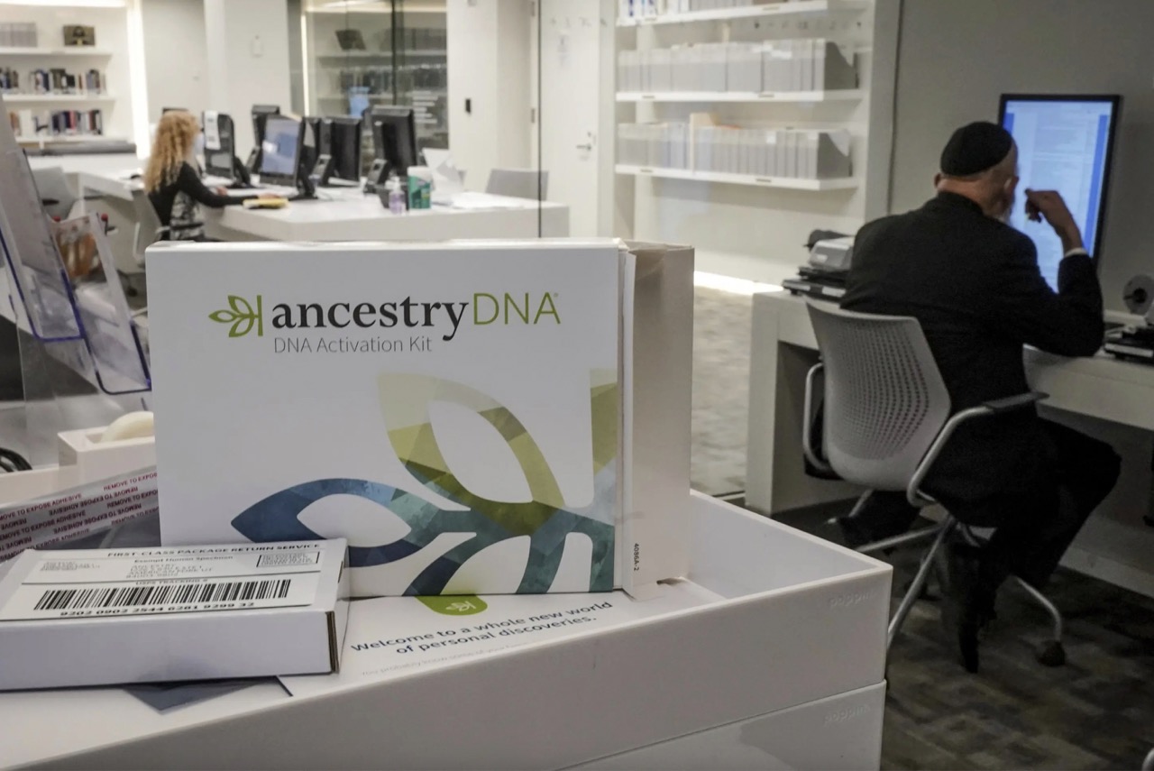 Holocaust survivors offered DNA tests to help find family